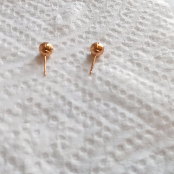14kt Gold Stud Earrings - Picture 8 of 8